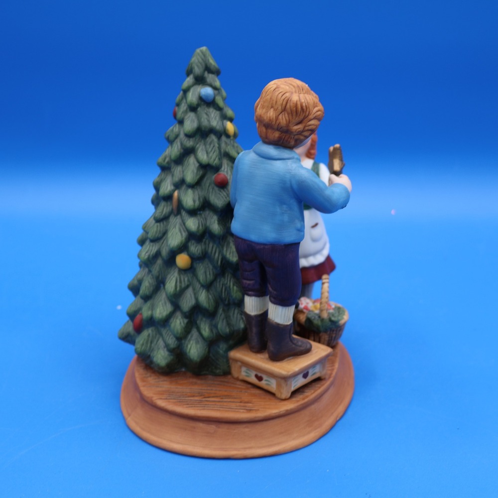Avon Christmas Memories Second Edition 1982 Children Decorating Tree‎ Figurine - Picture 4 of 6